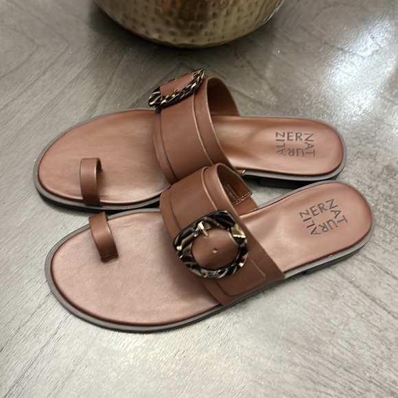 Naturalizer Finola Leather Buckle Detail Toe Loop Thong Sandals - Picture 9 of 11